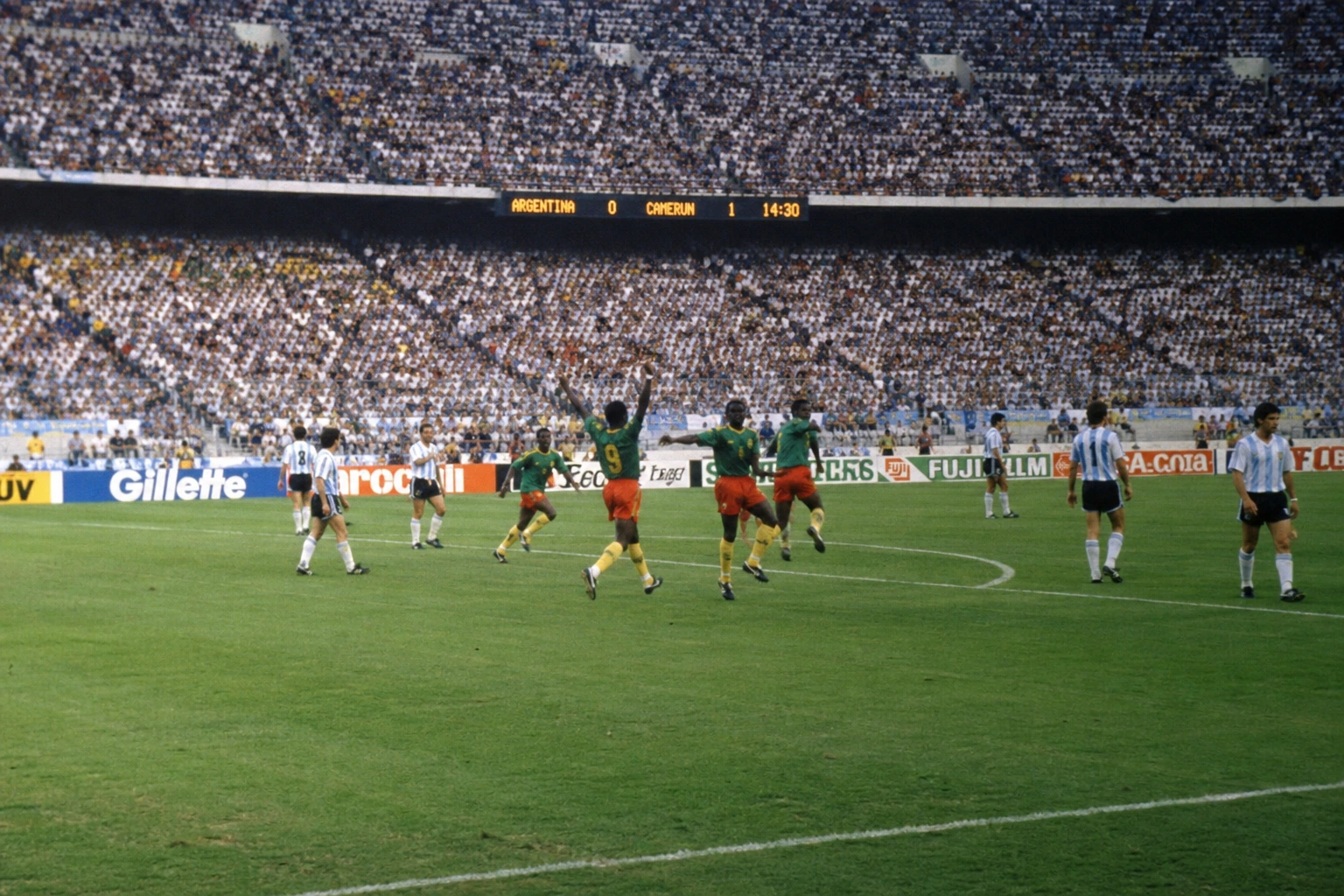 Ilustración devocional de Roger Milla y la selección de Camerún en el Mundial de Italia 1990